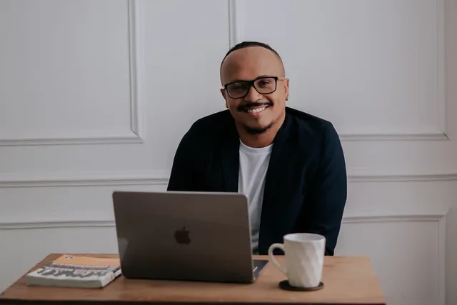 Rodrigo Sá sorrindo, pronto para atender